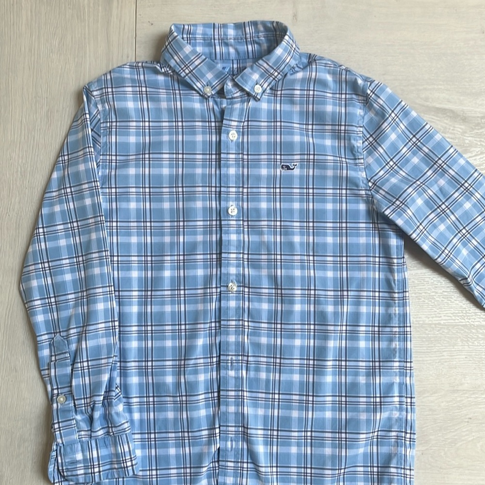 Vineyard Vines on-the-go performance boys, button down shirt in size 7.